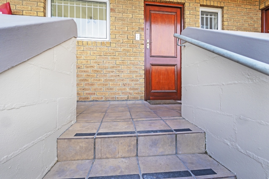 1 Bedroom Property for Sale in Oakglen Western Cape